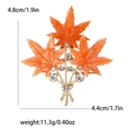 Dettaglio della spilla a foglia d'acero con dimensioni 4,8 cm altezza e 4,4 cm larghezza - Arancione