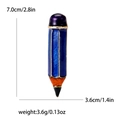 Dettaglio della spilla a matita smaltata con dimensioni e pietre blu e viola - Blu