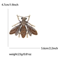 Detalle del broche de abeja con pedrería con medidas 5,6cm x 4,7cm y peso de 23g - Marrón