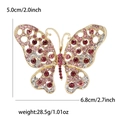 Dimensioni dettagliate della spilla a farfalla con strass: 6,8 cm di larghezza e 5,0 cm di altezza - Rosa (MM-BR-4640-PK)
