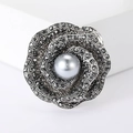 Makro-Detail einer Retro-Rosenbrosche mit grauen Strasssteinen und dunkler Perle - Vintage Gunmetal Stil / Grau