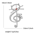 Dettaglio della spilla a gatto e nota alta 4,8cm con gemma rossa e strass - Argento
