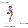 Dettaglio della spilla a pappagallo in smalto con misure 9,7 cm di altezza e 3,7 cm - Viola