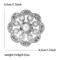 Exquisito broche de flor plateada con diamantes de imitación y una perla central fina - Plateado
