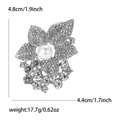 Elegante spilla a foglia con strass, perla bianca e finitura argento per abiti donna - Argento