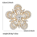 Elegante broche de flor dorada con diamantes de imitación y pétalos calados, 6 cm de gala - Dorado