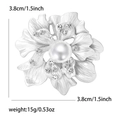 Exquisite mattierte Blumenbrosche mit Silberblättern und Perle, 3,8 cm Durchmesser - Silber