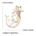 Elegante spilla a sirena dorata con cristalli scintillanti e una grande perla bianca - Oro 4835-GD