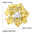 Eleganter matt goldener Blumen-Brosche mit weißer Perle und Strasssteinen 3,8cm - Gold