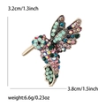 Vista detallada del broche colibrí de esmalte con medidas 3,2cm x 3,8cm y un peso de 6,6g - Verde