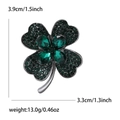 Detalle de broche de trébol verde mostrando dimensiones 3,9cm x 3,3cm y el peso de 13,0g - Verde