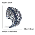 Elegante zilveren vederbroche met blauwe strassteentjes en afmetingen van 4,5 cm breed - Blauw (4927-BL)