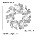 Detalle del broche de corona de hojas plateadas con perlas blancas, mide 4,2x4,2 cm - Plateado