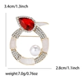 Broche vintage de aleación dorada con gema roja, esmalte blanco y detalle de perla - Dorado Rojo