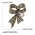 Spilla a fiocco vintage in lega dorata con strass marroni e grande perla pendente - Marrone (MM-BR-4853-BR)