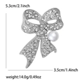 Dettaglio di una spilla a fiocco vintage con strass e una grande perla bianca brillante - Argento (MM-BR-4853-SL)