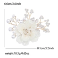 Detalle del broche de flor blanca tejida con perlas y dimensiones 8,1cm x 6,6cm - Blanco