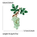Vista detallada del broche de uva con medidas de 6,6cm x 5,7cm y peso de 16,2g - Verde