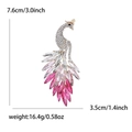 Dettaglio spilla a pavone con strass che mostra le dimensioni di 7,6 cm per 3,5 cm - Rosa