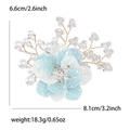 Broche de flor de resina tejida a mano en degradado azul y blanco con detalles dorados - Azul