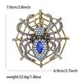 Macro-opname van kristallen spinnenbroche met afmetingen van 7,0 cm bij 6,9 cm groot - Blauw