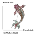 Vue détaillée de la broche carpe en strass de luxe avec dimensions et spécifications - Rouge