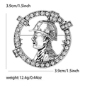 Detailansicht der silbernen runden Brosche mit Ingenieur-Relief und Kristallbesatz - Silber (5014-SL)