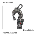 Dettaglio spilla a forma di gatto 4,1x2,1 cm con cristalli e finitura in metallo nero - Canna di Fucile Grigio Ceco
