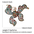 Dettaglio della spilla a farfalla vintage con dimensioni di 5,3 cm e 5,8 cm - Colorato
