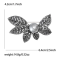 Elegante bladbroche met grijze strass-steentjes en grote parel, maat 6,4 cm x 4,2 cm - Zwart