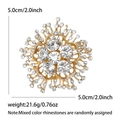 Dettaglio della spilla a fiore con diametro di 5,0 cm e strass di cristallo scintillanti - Oro