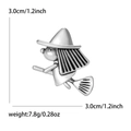 Detailweergave van heks op bezemsteel broche inclusief afmetingen 3cm en gewicht 7,8g - Zilver