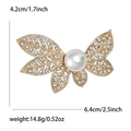 Elegante gouden bladbroche met witte parel en glinsterende strassteentjes - Goud