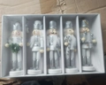 Lot de 5 ornements casse-noisette en bois blanc et argent dans une boîte blanche - Style Gris Et Blanc / Blanc Cassé