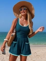 Détail d'un maillot de bain vert foncé avec bordure bleue et poches sur la plage - S / Vert Paon+Vert Glacé