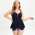 Zweiteiliger Tankini in Übergröße mit dunkelblauem Rüschentop und geblümter Badeshorts - 4XL / Marineblau