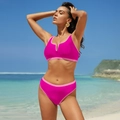 Bikini sportivo bicolore rosa acceso e rosa chiaro con scollo a V su una spiaggia soleggiata - S / Rosso Rosa + Rosa