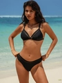 Detalle de bikini negro con paneles de malla y top de triángulo frente a olas del mar - M / Negro