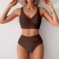 Zweiteiliges Bikini-Set in Tiefbraun mit V-Ausschnitt Top und hoch taillierter Cross-Hose - S / Braun