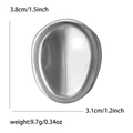 Broche ovalado geométrico en plata pulida, mide 3,8x3,1 cm y pesa 9,7 g - Plateado
