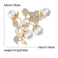 Elegante spilla a bouquet di fiori dorata con perle bianche e strass scintillanti - Oro