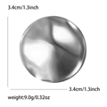 Detailansicht der runden Flüssigmetall-Brosche mit 3,4 cm Durchmesser und 9 g Gewicht - Edelstahl (5126-SL) / Silber