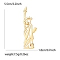 Spilla dorata Statua della Libertà con dimensioni 5,5 cm per 1,8 cm su fondo bianco - Oro