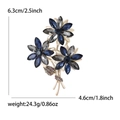 Luxuriöse Blumenstrauß Brosche mit blauen und grauen Kristallen auf Goldlegierung - Blau