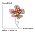 Eleganter Hibiskus-Blumen-Brosche in Gold mit rosa Kristallen und Perlenanhänger - Rosa