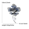 Eleganter Hibiskusblüten-Anstecknadel mit blauen Kristallen und einer großen Perle - Blau