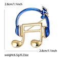 Macro-opname van goud vergulde muzieknoot broche met blauw emaille en maten - Blauw