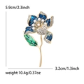Luxe hibiscus broche met blauwe emaille bladeren, parels en kristallen op witte achtergrond - Blauw