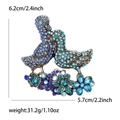 Elegante broche de pato con diamantes azules y flores de cristal sobre base de bronce - Azul