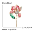 Roze emaille hibiscusbloem broche verguld met parels en kristallen, maat 5,9x3,2cm - Roze